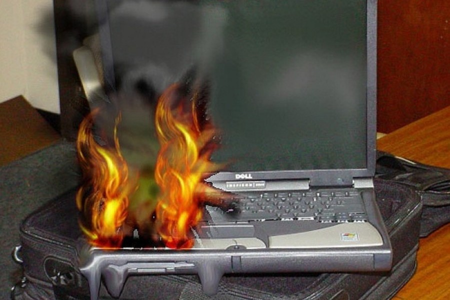 Сильно нагревается ноутбук. Горящий ноутбук. Сгоревший ноутбук. Перегрелся ноутбук. Возгорание компьютера.